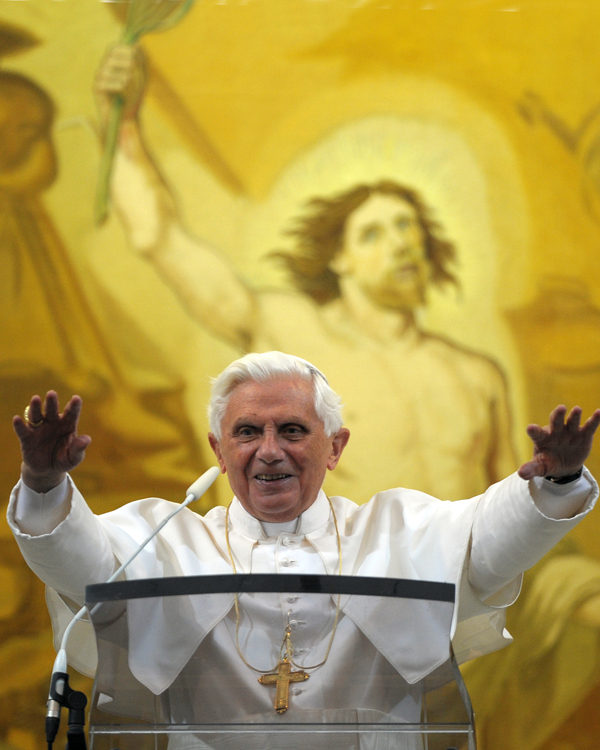 papa Benedetto XVI benedice i fedeli durante il Regina Coeli presso la residenza estiva di Castelgandolfo, il 19 aprile 2009